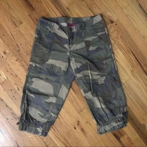 Victoria’s Secret London Jean Cropped Camo Pant- 8